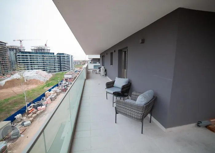 Апартаменти Luxury 2-bedroom 2-bath With Balcony Near Pipera Metro Бухарест