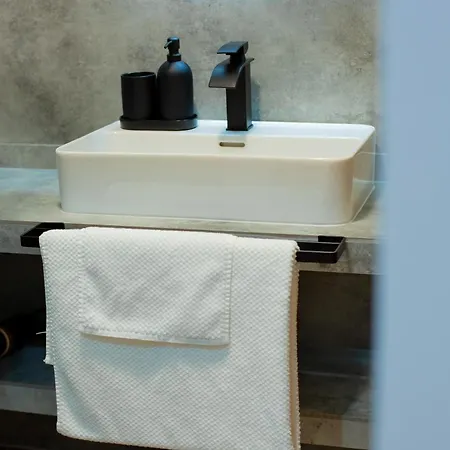 Executive 2Br Apartment With Fast Wi-Fi & Wraparound Balcony Near Promenada Mall Appartamento