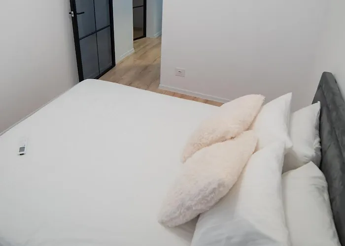 Apartment Luxury 2-bedroom 2-bath With Balcony Near Pipera Metro *