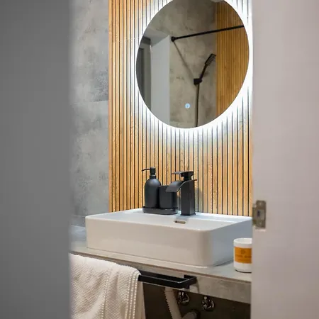 Appartement Luxury 2-bedroom 2-bath With Balcony Near Pipera Metro *